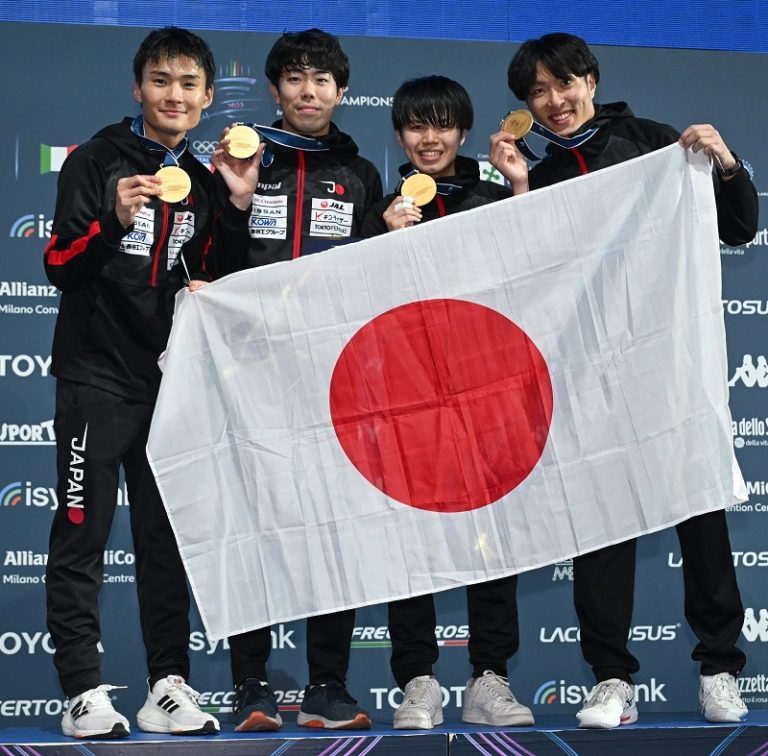 フェンシング世界選手権　男子フルーレ団体史上初の金メダル！